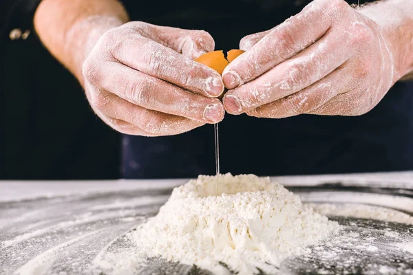 Mężczyzna baker gotowanie ciasto — Zdjęcie stockowe