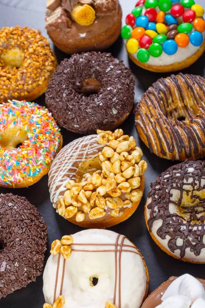 Frische und leckere Donuts — Stockfoto