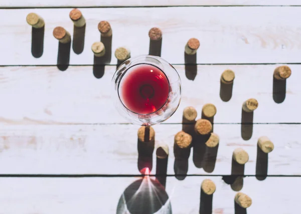 Wine glass and corks — Stock Photo, Image