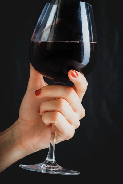 Mulher segurando copo de vinho tinto — Fotografia de Stock