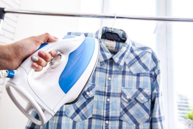Sıcak demir buhar kullanan kadın