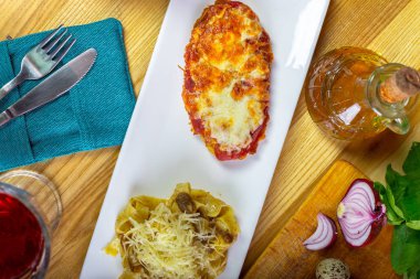 Tavuk ince ve spagetti 