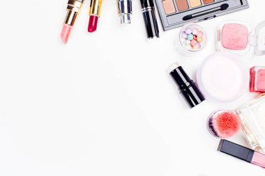 Fırçalar ve kozmetik şablonu