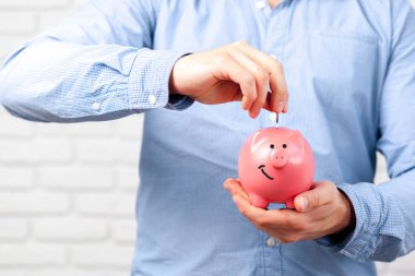 Piggy Bank 'a madeni para yatırıyorum.