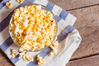 kase masa örtüsü üzerinde patlamış mısır 