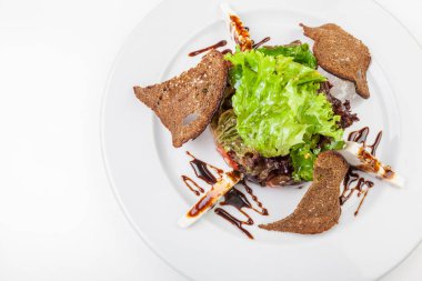 Beyaz tabak taze salata