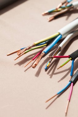 Renkli elektrik kabloları