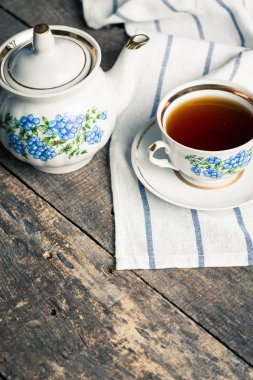 Natürmort çay bardağı ve masa örtüsü