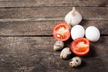 sarımsak ve domates ile taze yumurta