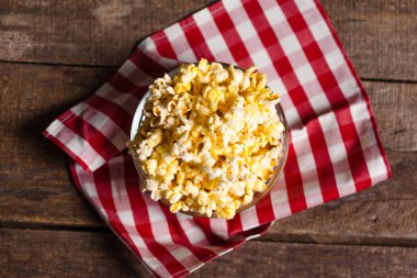 kase masa örtüsü üzerinde patlamış mısır 