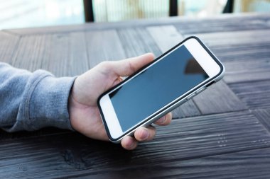 Cep telefonu kullanan bir adam