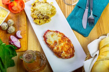 Tavuk ince ve spagetti 