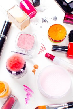 Fırçalar ve kozmetik şablonu