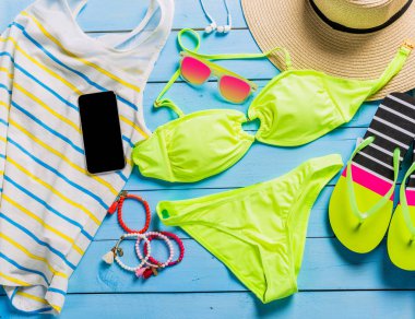 takım elbise, güneş gözlüğü ve flip flop Yüzme