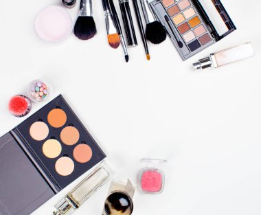 Fırçalar ve kozmetik şablonu