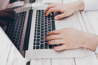 Dizüstü bilgisayarda çalışan iş adamı