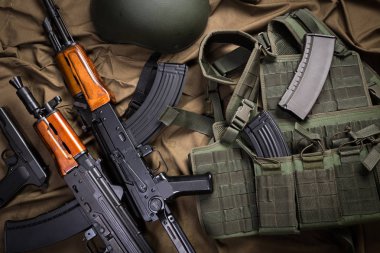 Araçlar ve silahlar kumaş üzerine