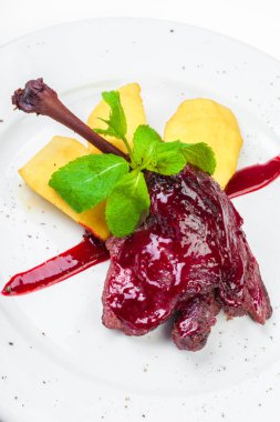 Mutfak kızarmış ördek plaka üzerinde