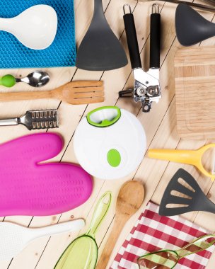 Tencere ve aksesuarları masada