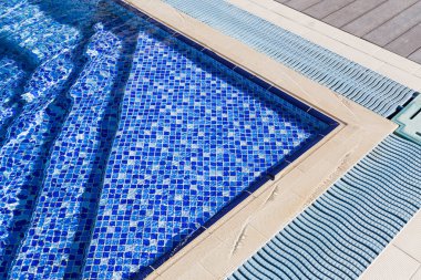 Otelde yüzme havuzu