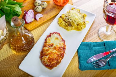 Tavuk ince ve spagetti 