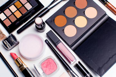 Fırçalar ve kozmetik şablonu