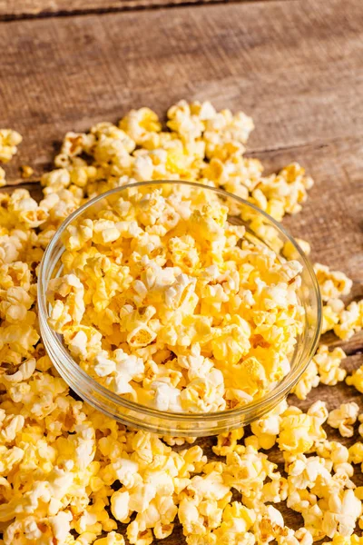 Schüssel mit gesalzenem Popcorn — Stockfoto