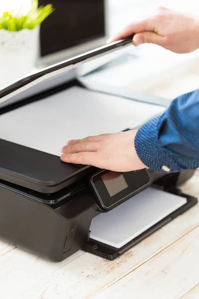 Man making copies with printer — Stock Photo, Image