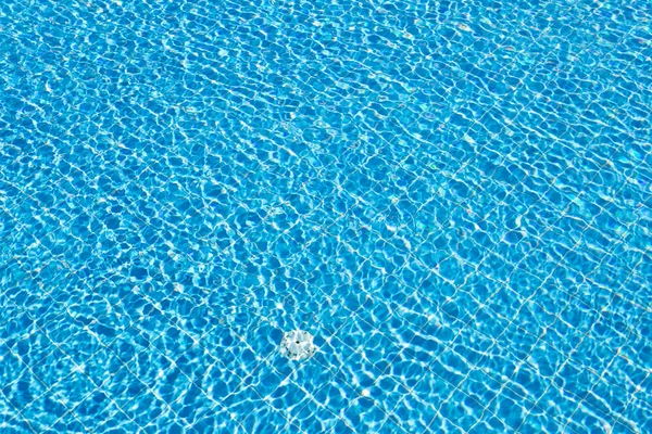 Wasseroberfläche im Schwimmbad — Stockfoto