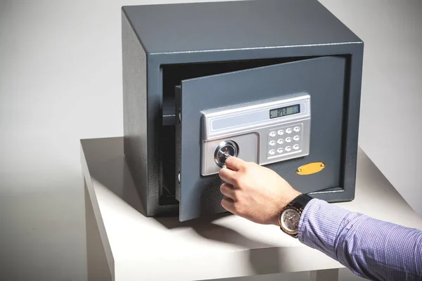 Abriendo una caja fuerte — Foto de Stock