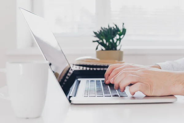 Homem de negócios trabalhando no laptop — Fotografia de Stock