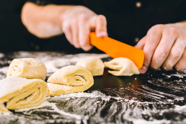 Mani impastando la pasta — Foto Stock