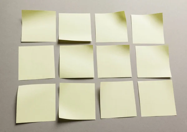 Notas adhesivas en blanco con espacio de copia — Foto de Stock