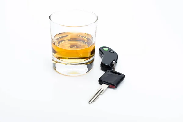 Alcohol en auto sleutels concept — Stockfoto