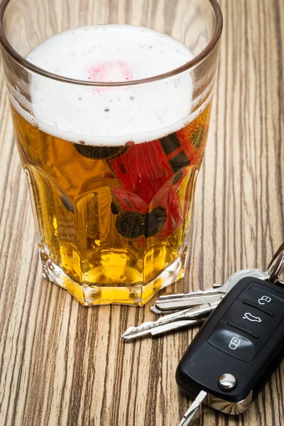 Araba anahtarları ile bira — Stok fotoğraf