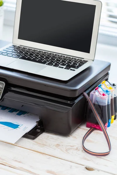 Impresora y computadora en el escritorio — Foto de Stock