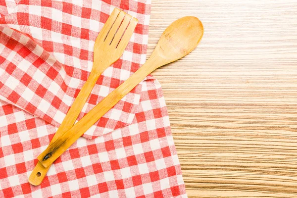 Utensílios de cozinha em toalha de mesa — Fotografia de Stock