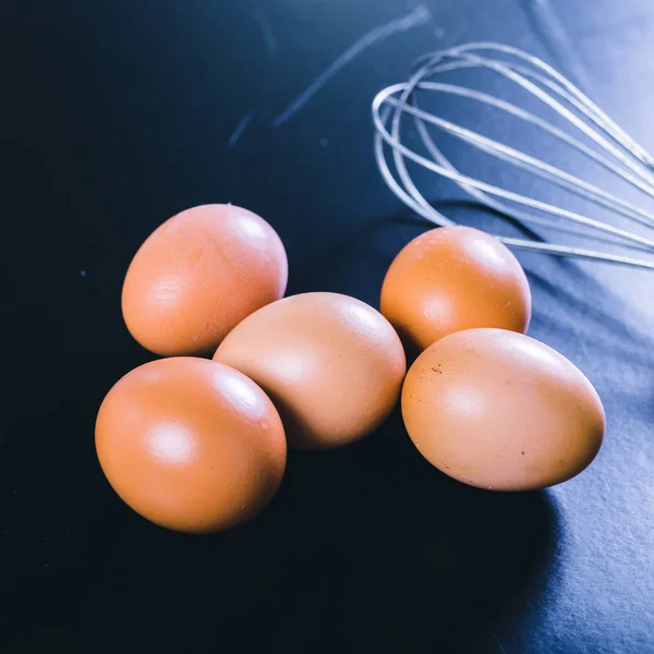卵と黒按泡立て器 — ストック写真