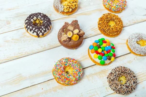 Frisse en zoete donuts — Stockfoto