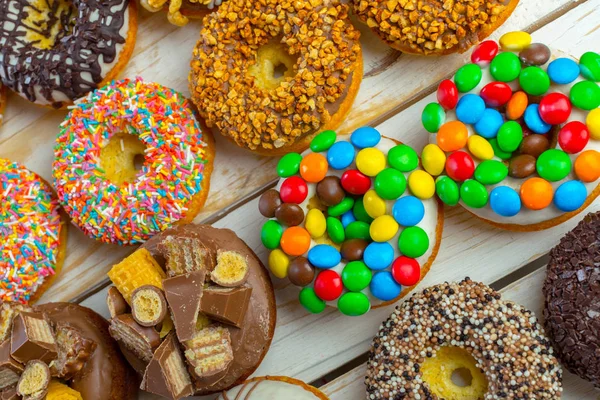 Frische und süße Donuts — Stockfoto