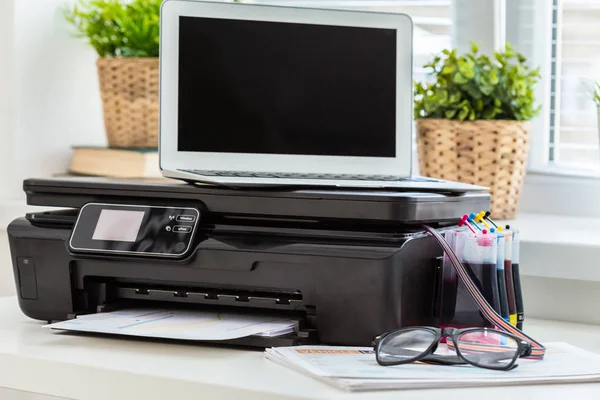 Impressora e computador na mesa — Fotografia de Stock