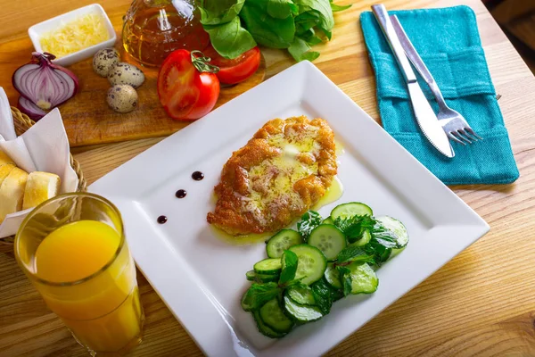 Schnitzel alemão na mesa — Fotografia de Stock