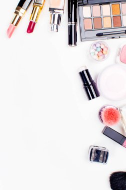 Fırçalar ve kozmetik şablonu