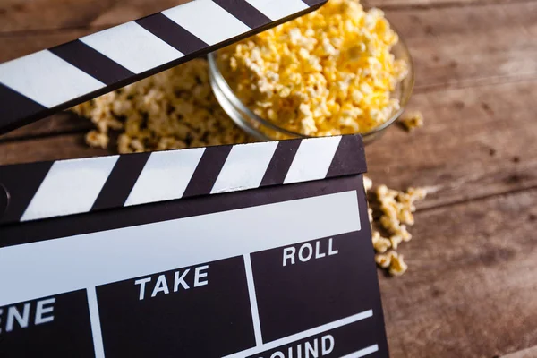 Film clapper ve pop corn — Stok fotoğraf