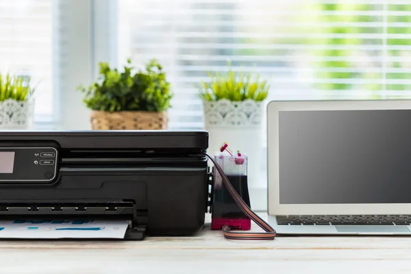 Impressora e computador na mesa — Fotografia de Stock