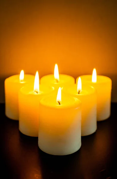 Queimando velas amarelas — Fotografia de Stock