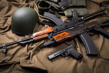 Araçlar ve silahlar kumaş üzerine