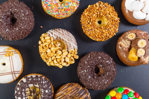 Frische und leckere Donuts — Stockfoto