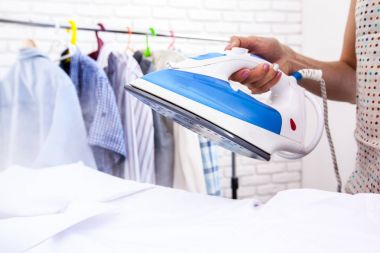 Sıcak demir buhar kullanan kadın