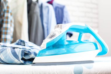 Gömlek ile elektrik demir